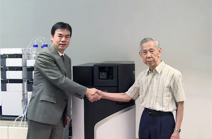 LCMS-9030の除幕式にて(右:王光輝教授)