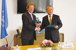 Konrad Osterwalder校长(当时)和 中本社长(当时)